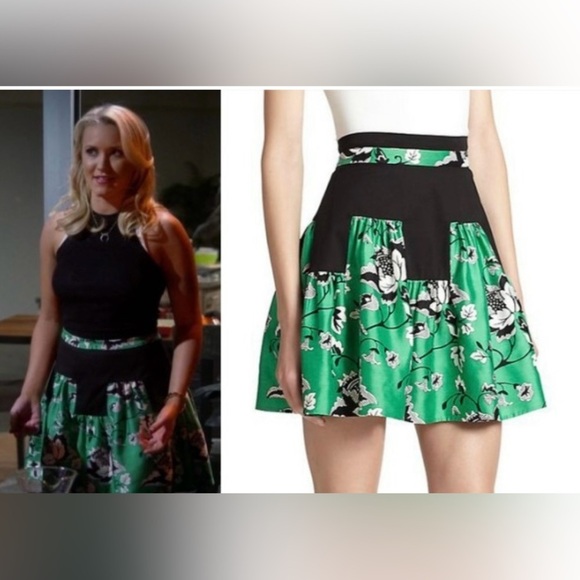 DVF Diane Von Furstenberg
Claire Green Floral Minis Skirt
Size 10 - Picture 9 of 16